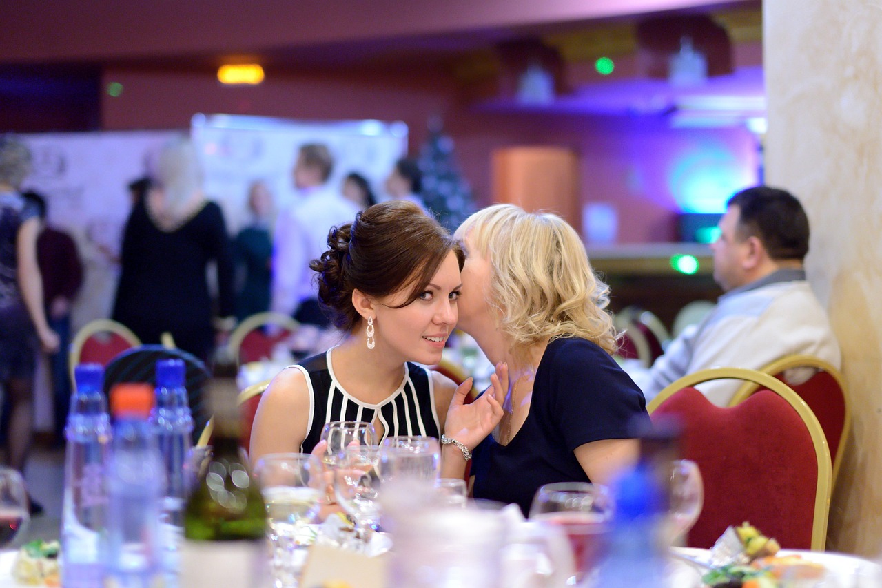 《重庆森林》影评:情感深处的探索, 王家卫的都市爱情观 《重庆森林》影评:情感深处的探索, 王家卫的都市爱情观